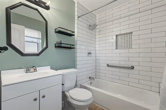 Photo of 2425 Larchmont Drive
