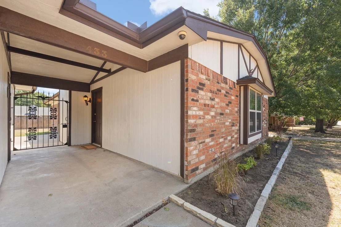 Photo of 433 Black Oak Lane