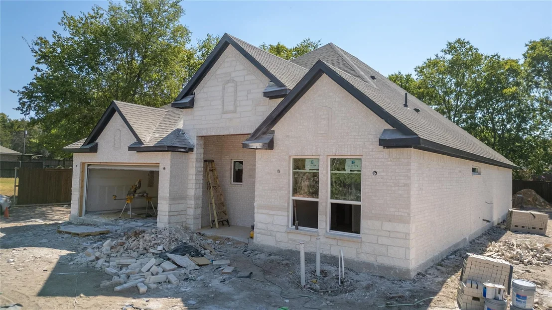 Photo of 511 Armstrong Road