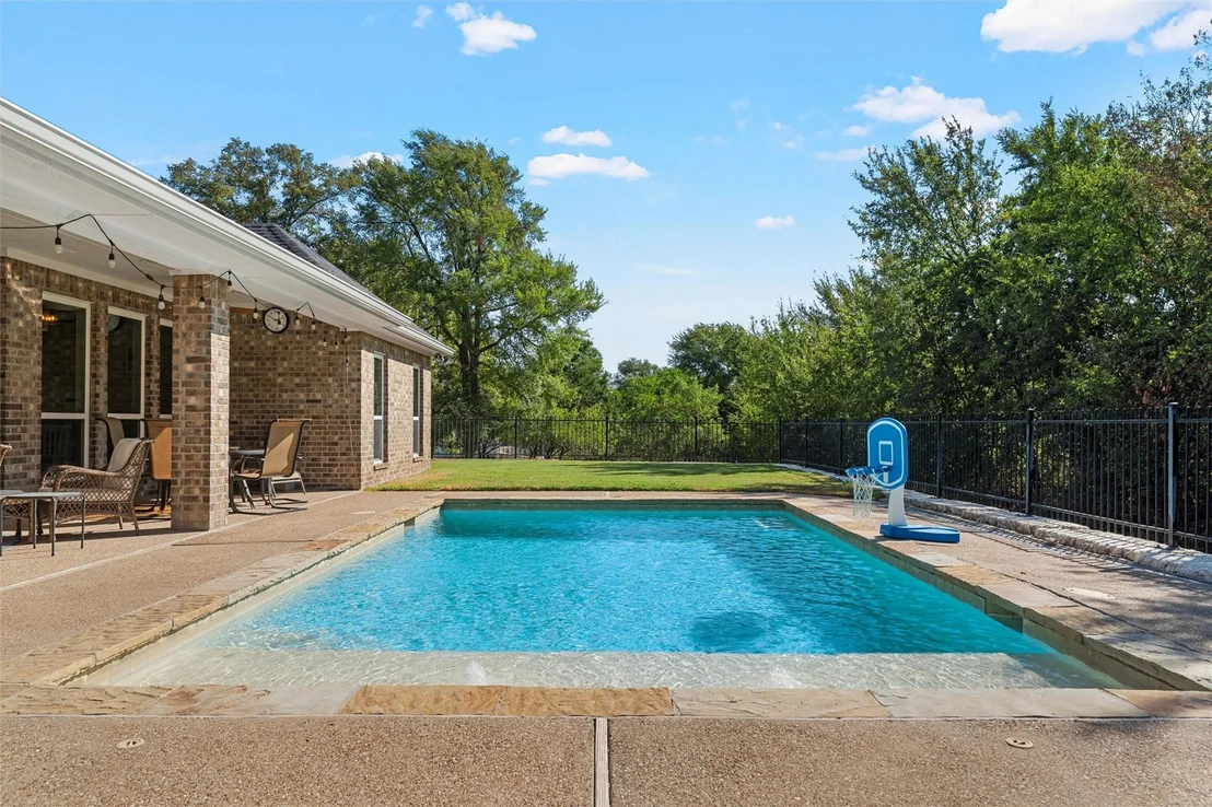 Photo of 580 Whispering Oaks