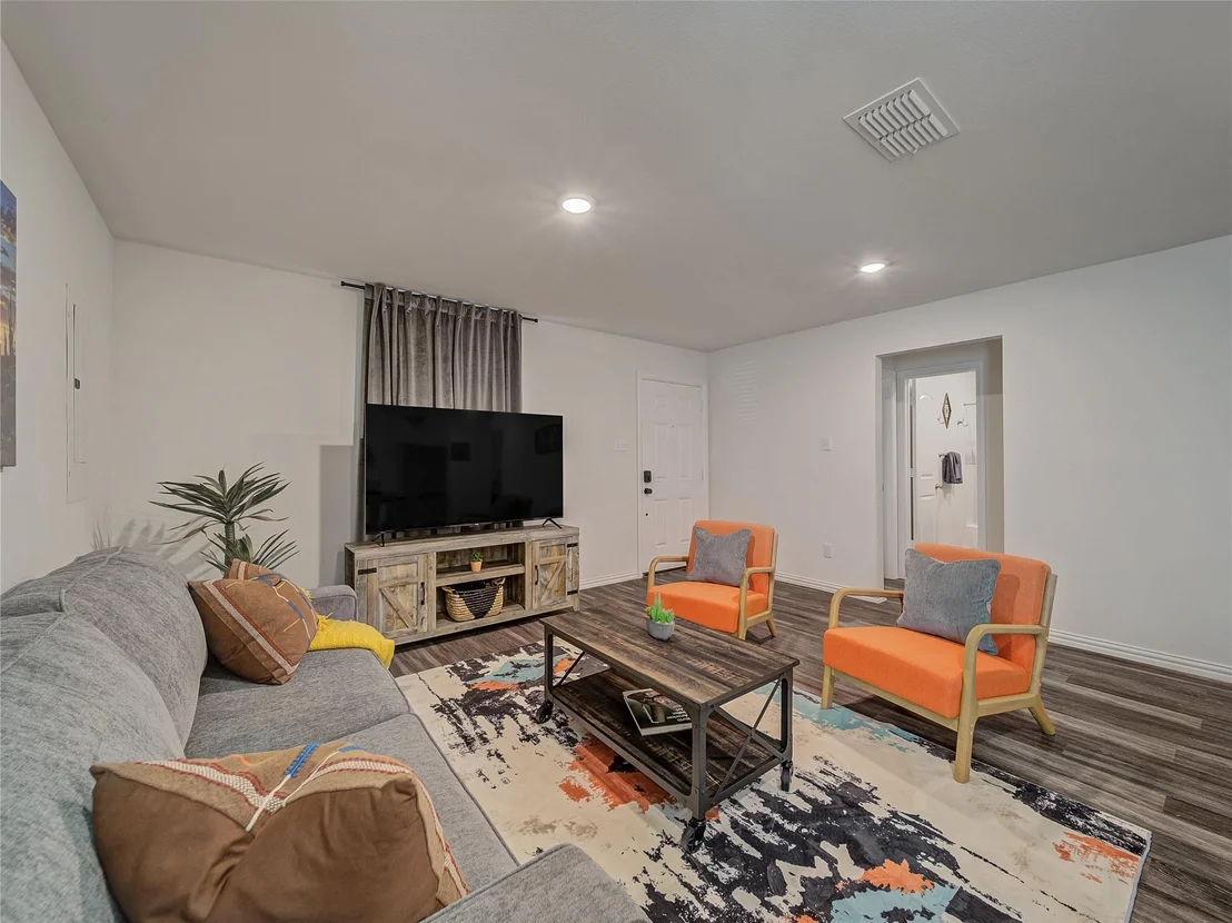 Photo of 921 W 9th Street