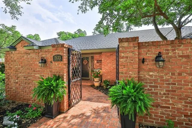 Photo of 1533 Elmwood Drive
