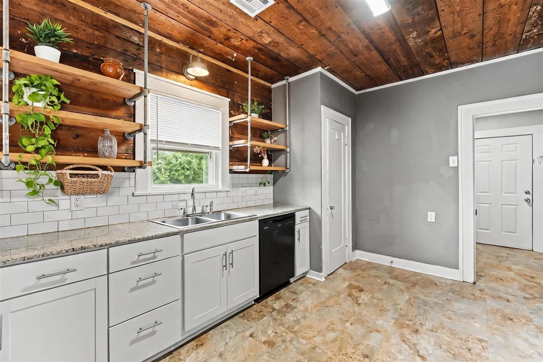 Photo of 512 Herring Avenue