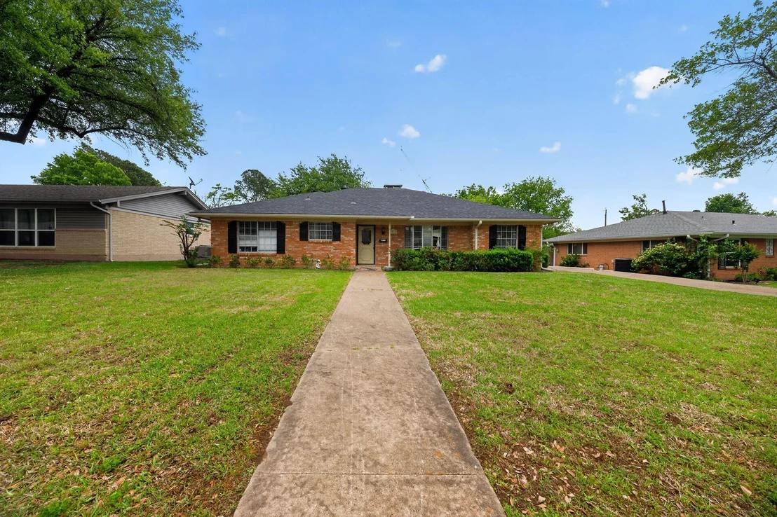 Photo of 1616 W Shields Drive