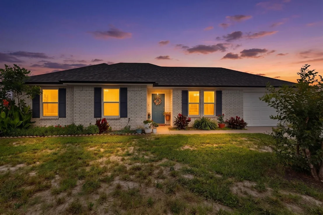 Photo of 423 Caloway Drive
