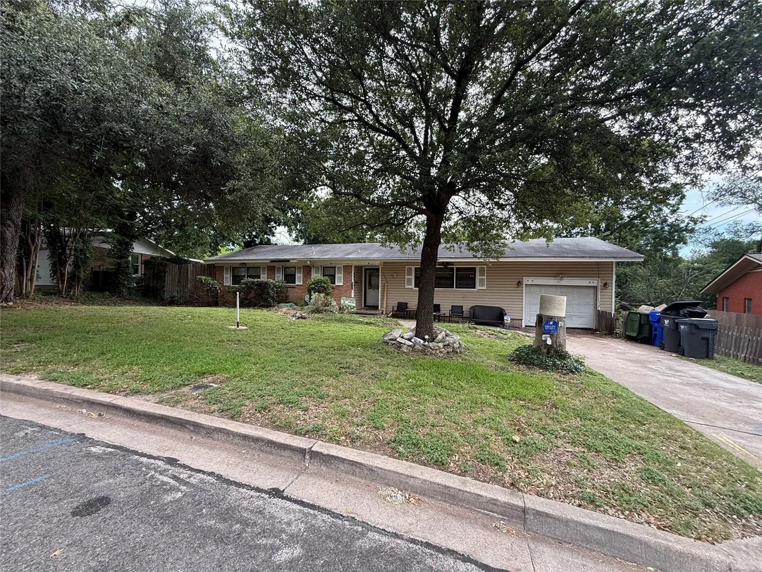 Photo of 2324 Oak Cliff Drive
