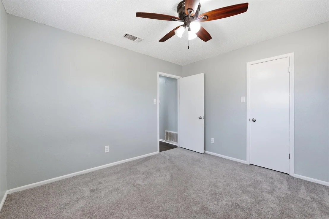 Photo of 140 Towne West Drive