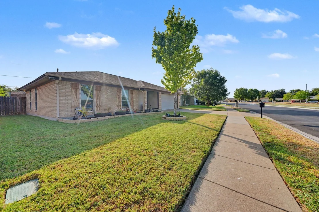 Photo of 7624 Maplehill Road