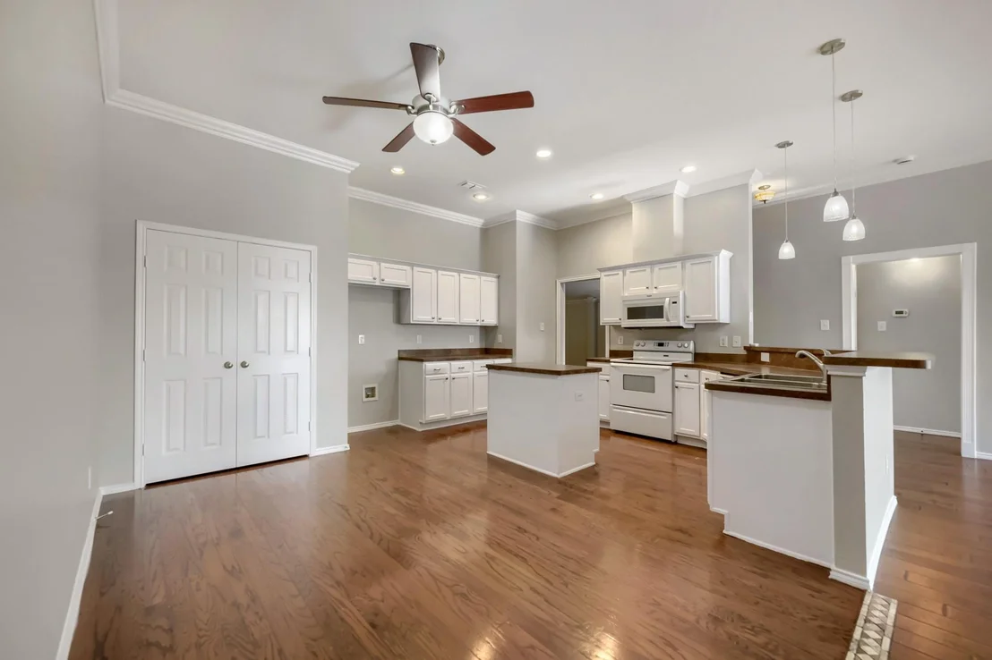 Photo of 915 Hidden Oaks Drive