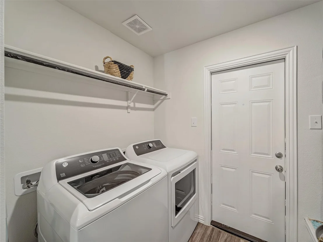 Photo of 921 W 9th Street