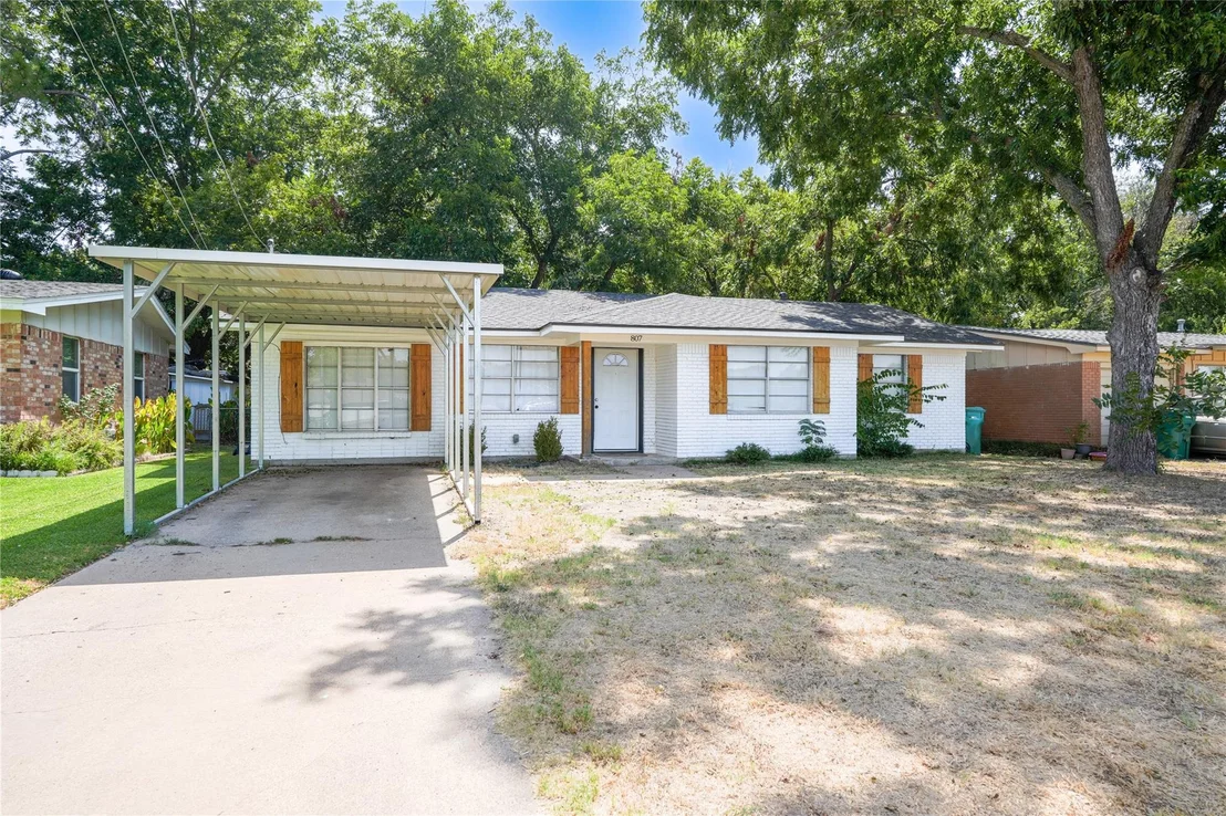 Photo of 807 N Lacy Drive