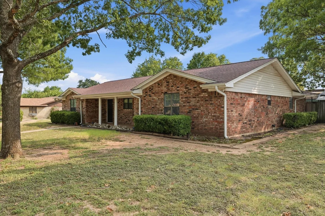 Photo of 140 Towne West Drive