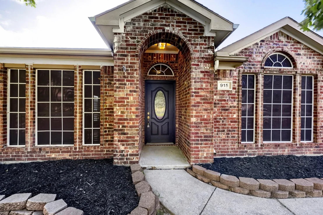 Photo of 915 Hidden Oaks Drive