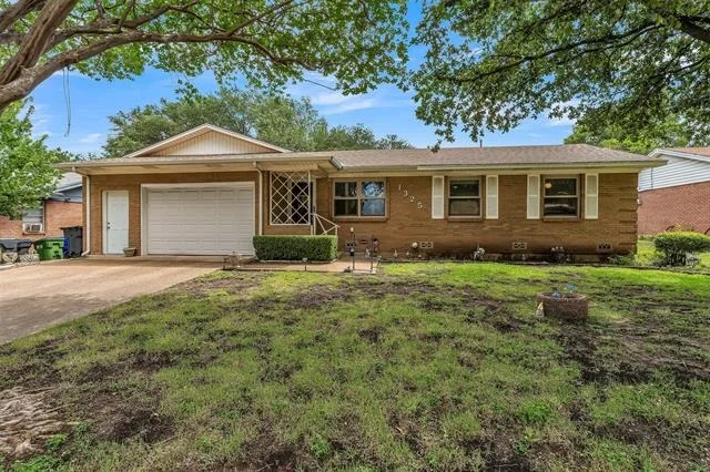 Photo of 1325 Royal Oaks Drive