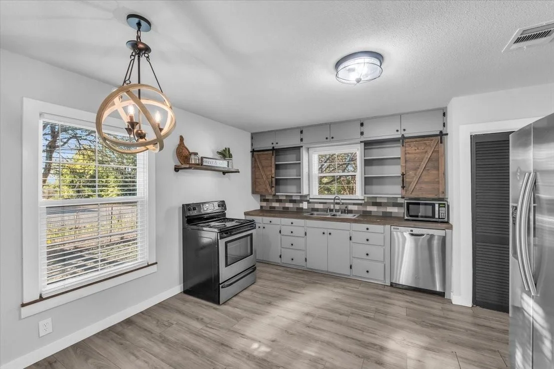 Photo of 211 W Stegall Drive