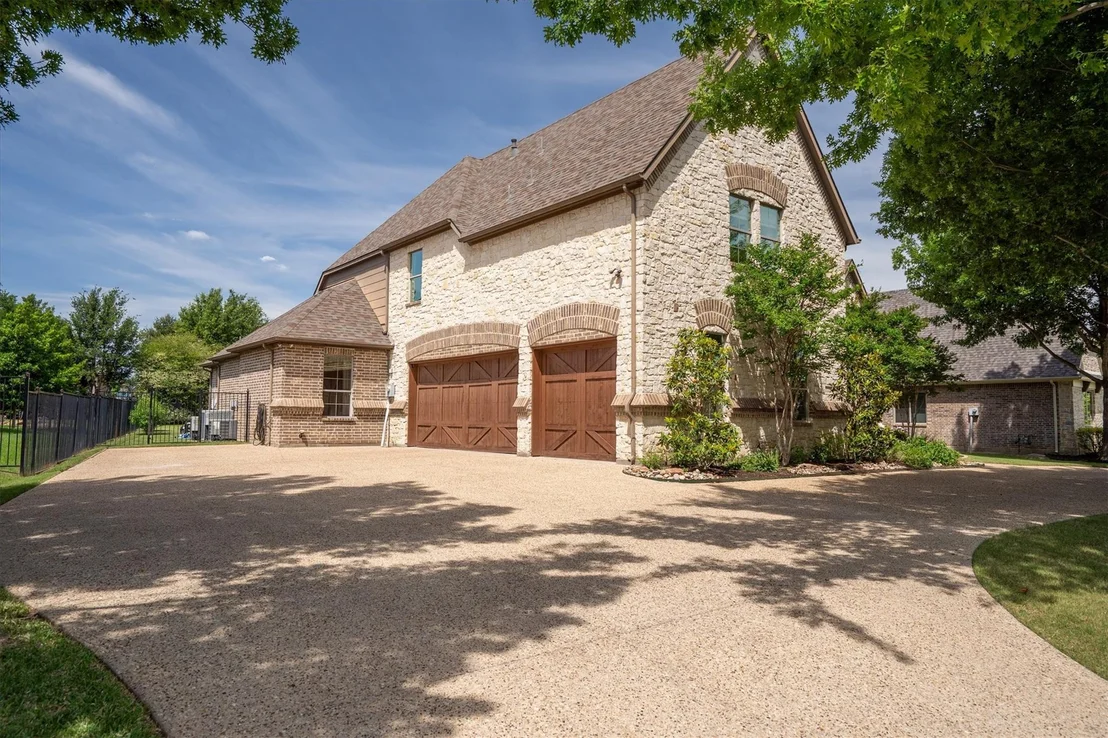 Photo of 3225 Clubview Drive