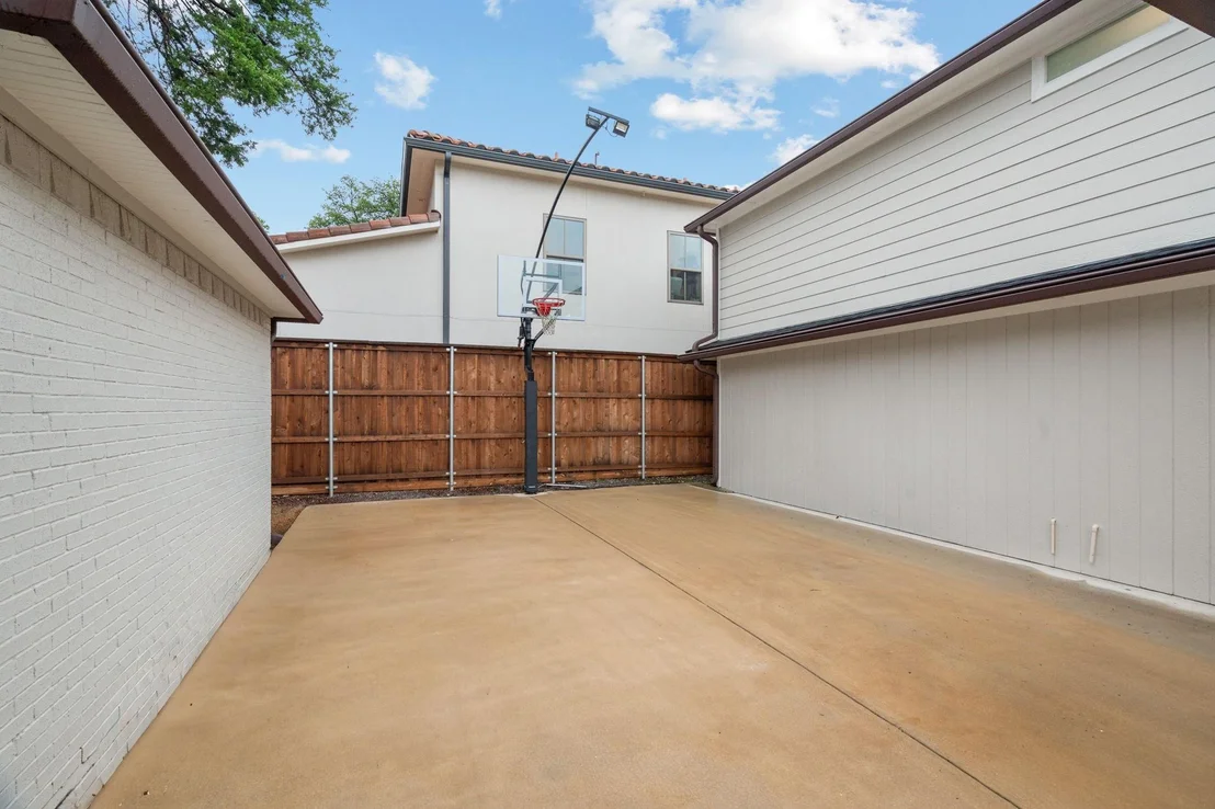 Photo of 4432 Willow Lane