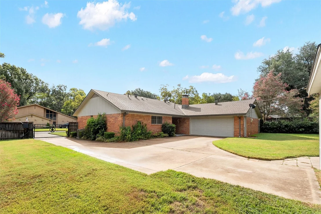 Photo of 925 Bradley Drive