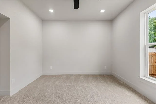 Photo of 502 W 6th Street