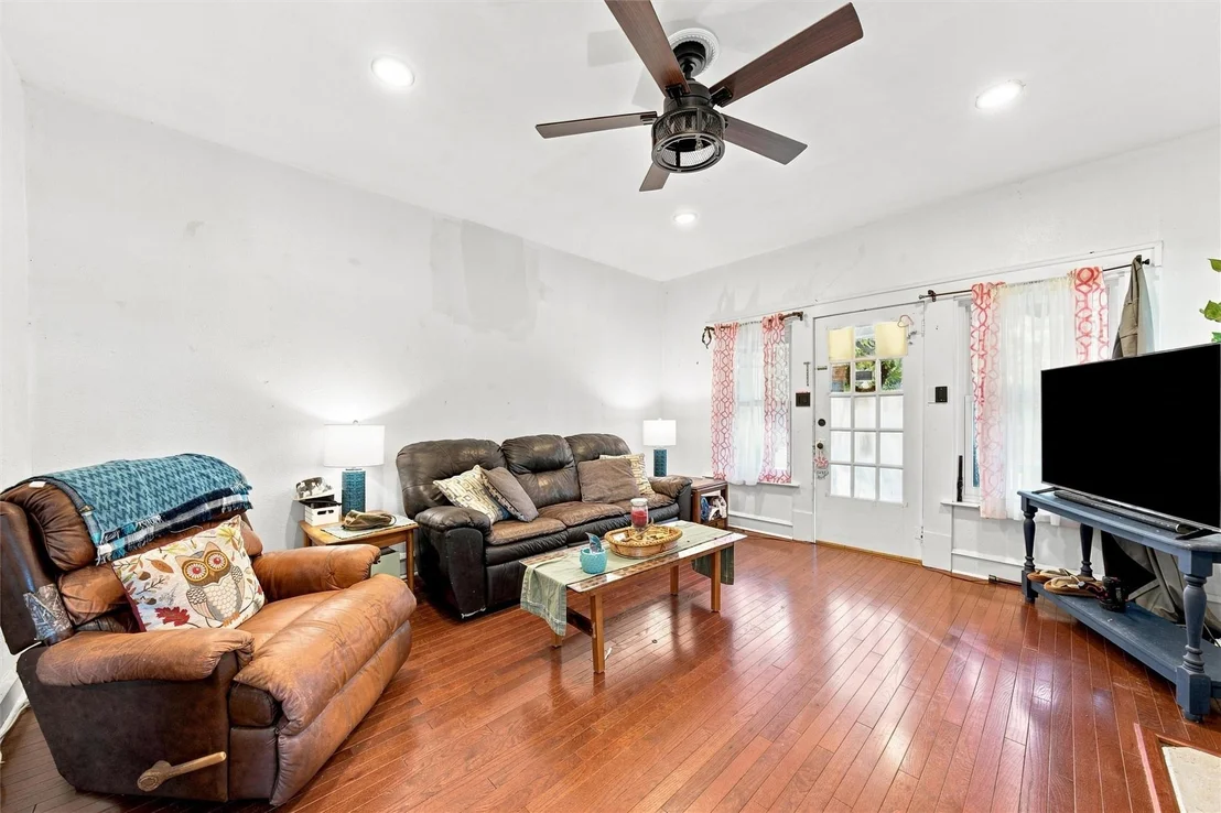 Photo of 202 E Avenue E