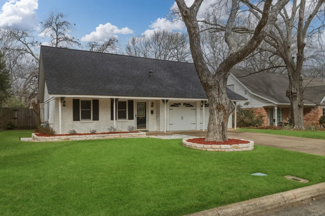 Photo of 806 Waggoner Drive