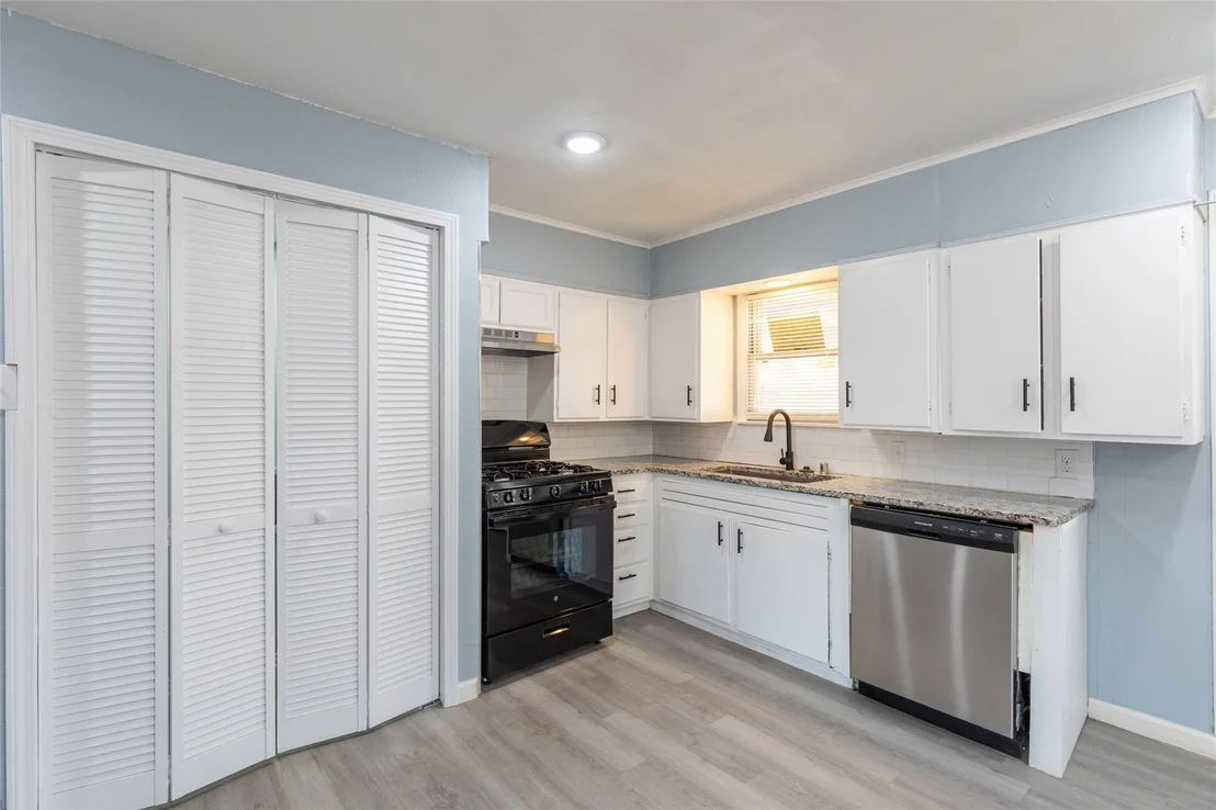 Photo of 2142 N Mockingbird Lane