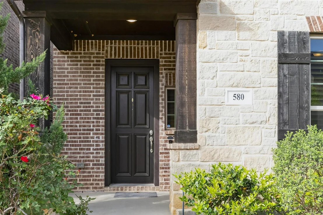 Photo of 580 Courtyard Lane
