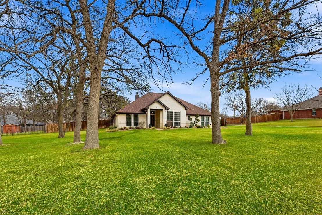 Photo of 312 Lakeside Oaks Circle