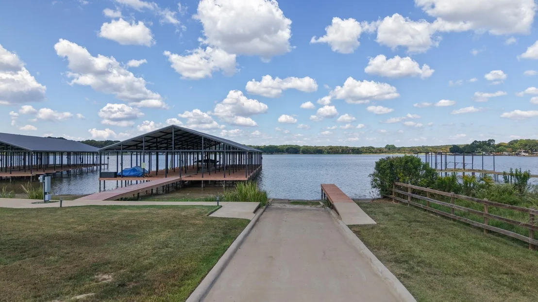 Photo of 6923 Lakeshore Way