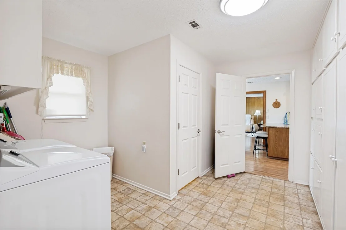 Photo of 607 N Parkridge Drive