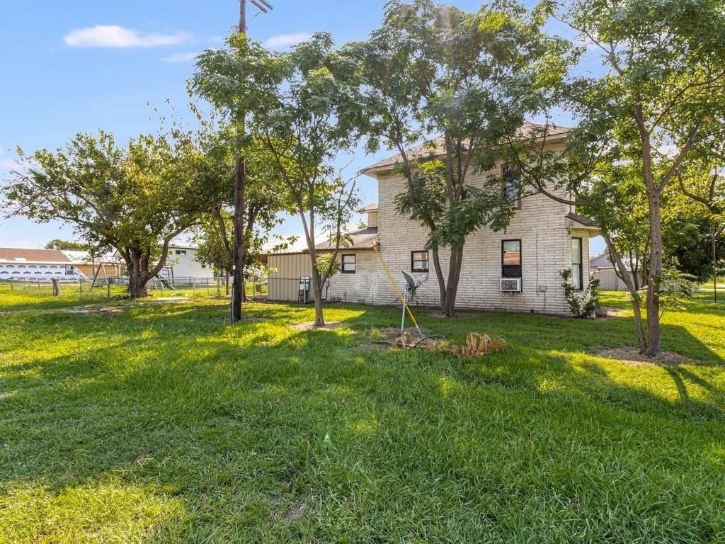 Photo of 112 W Hackberry Street