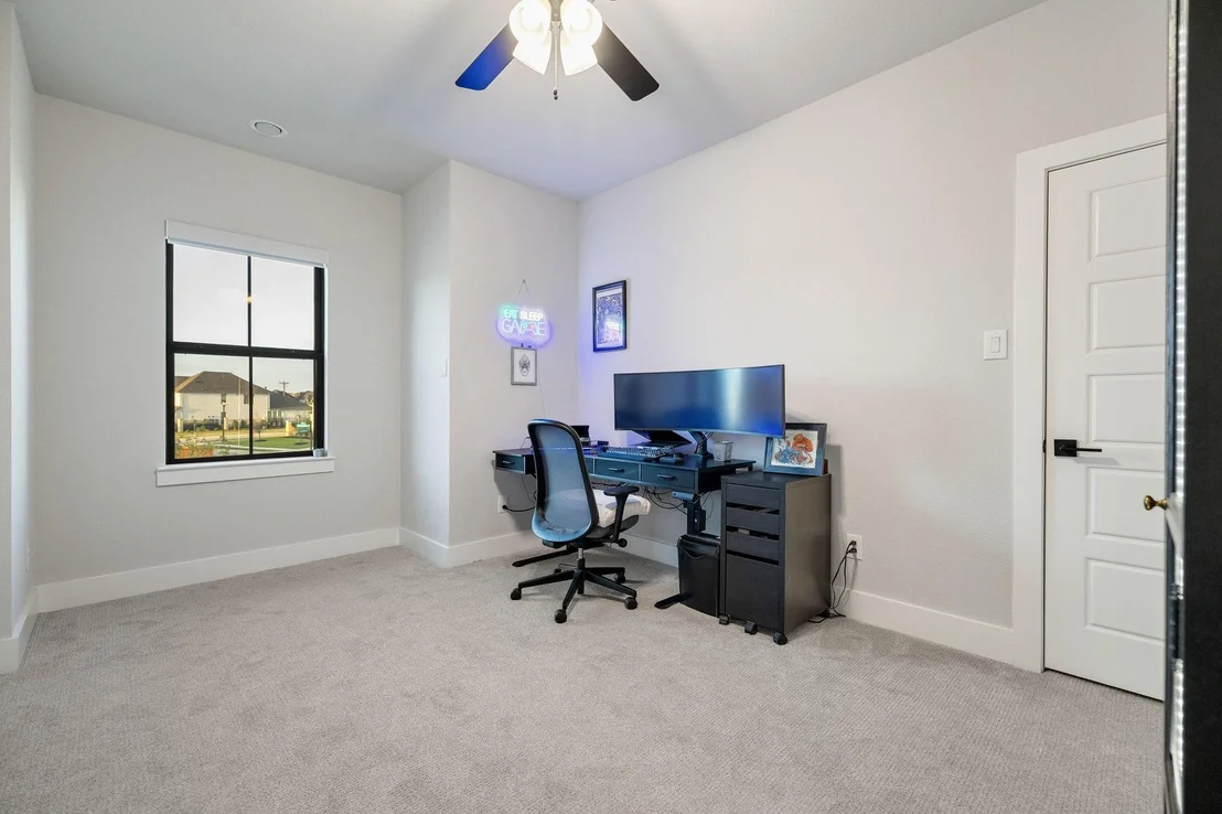Photo of 2421 Heathrow Lane