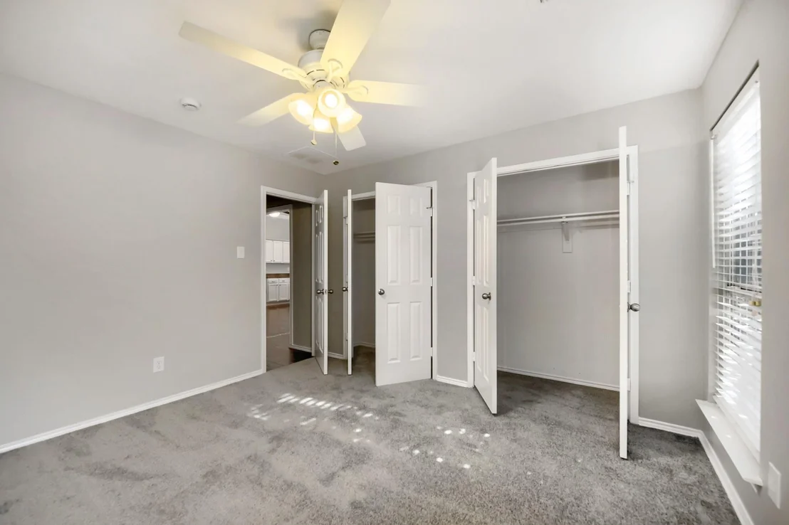 Photo of 915 Hidden Oaks Drive