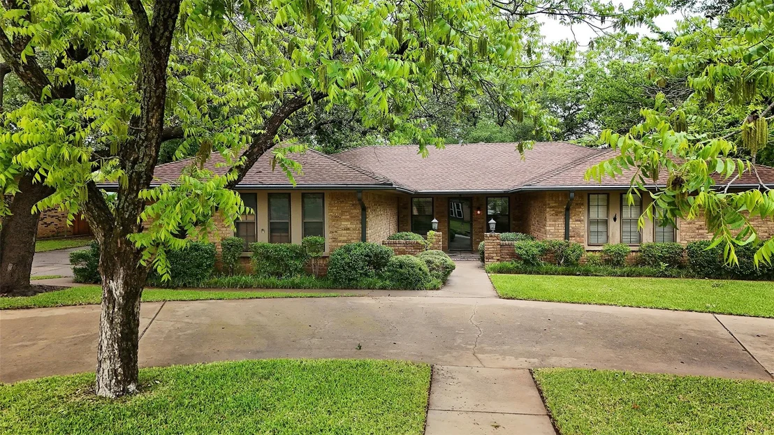 Photo of 1305 Cliff Drive