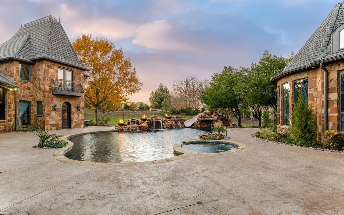 Photo of 2656 Twelve Oaks Lane