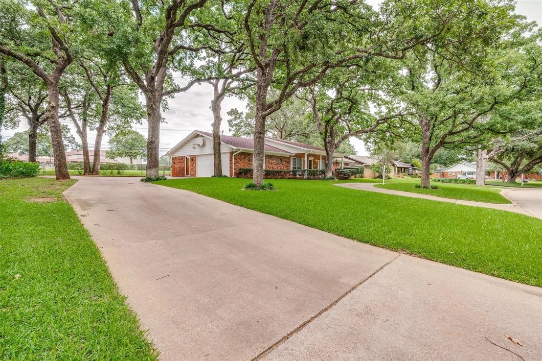 Photo of 607 N Parkridge Drive
