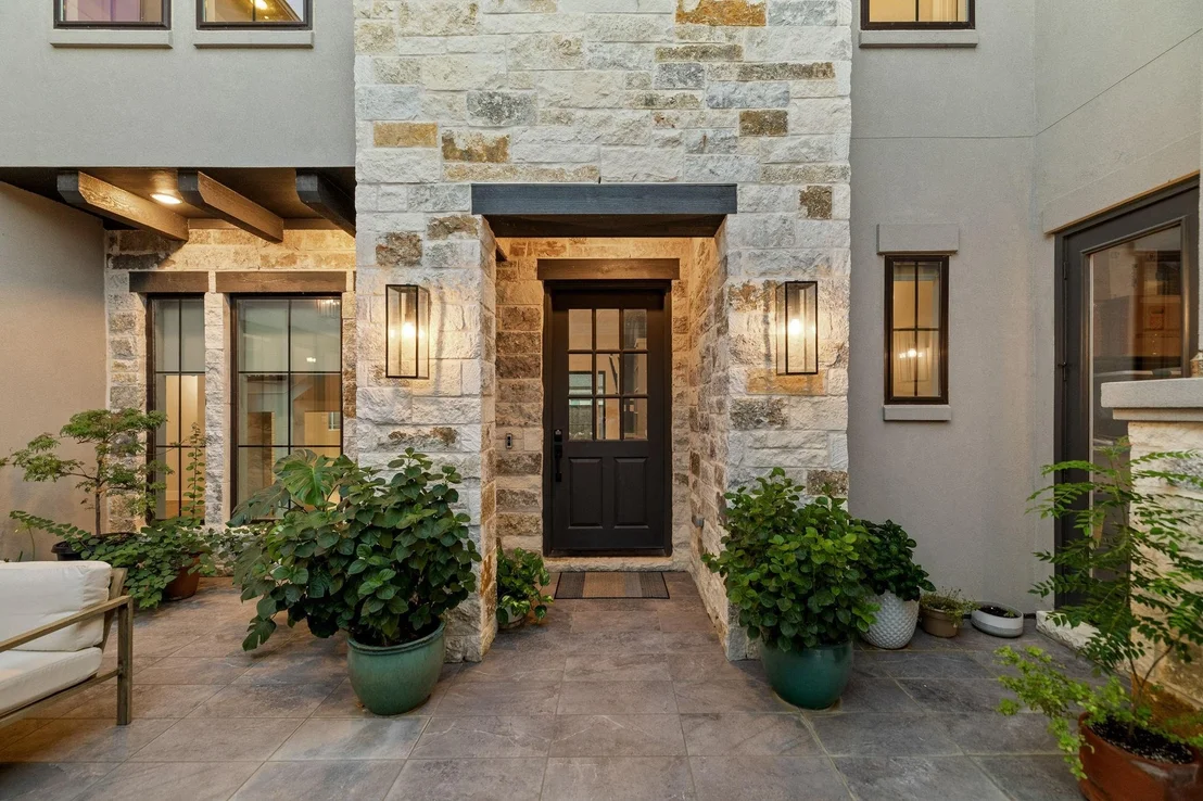 Photo of 2421 Heathrow Lane