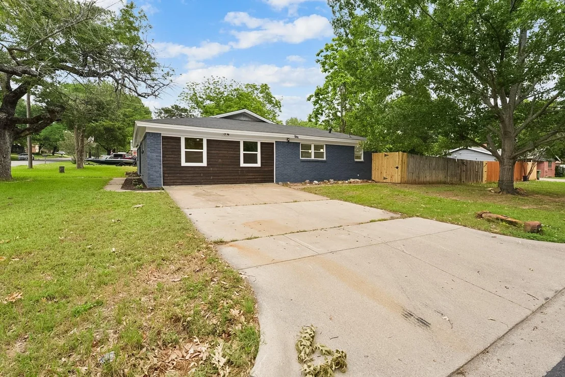 Photo of 861 Woodcrest Drive