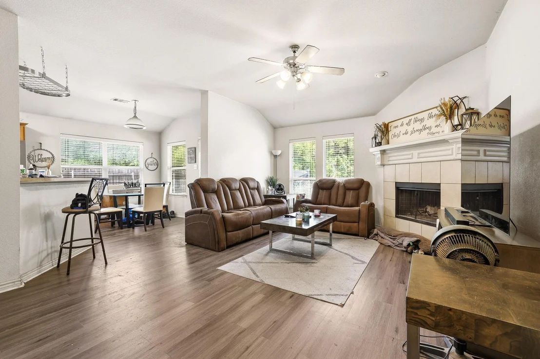 Photo of 704 Acacia Drive