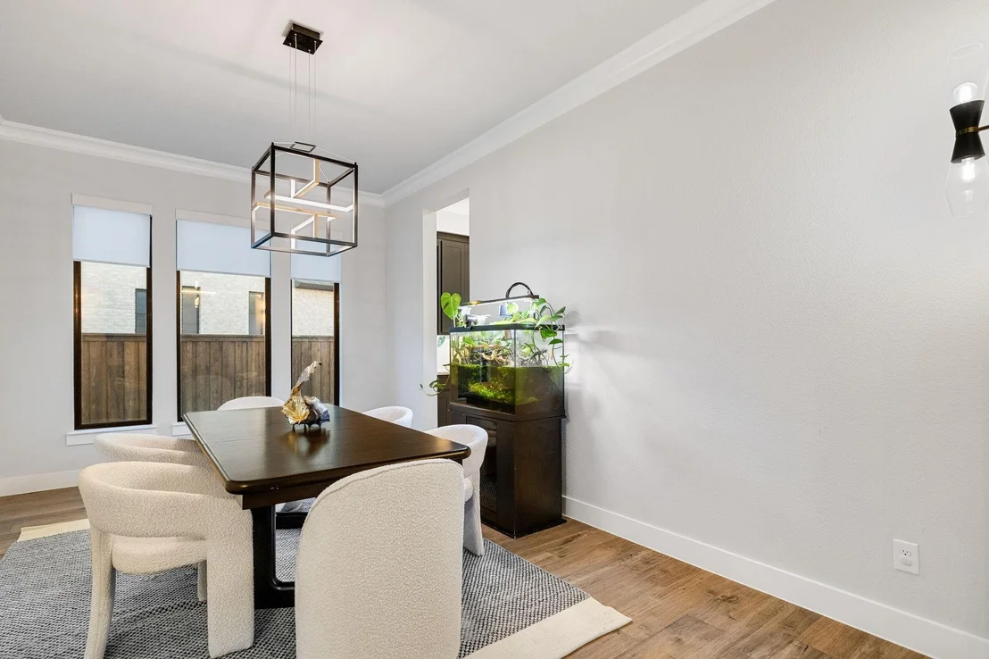 Photo of 2421 Heathrow Lane