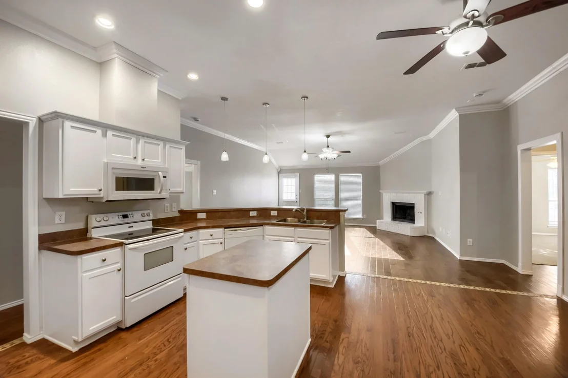 Photo of 915 Hidden Oaks Drive