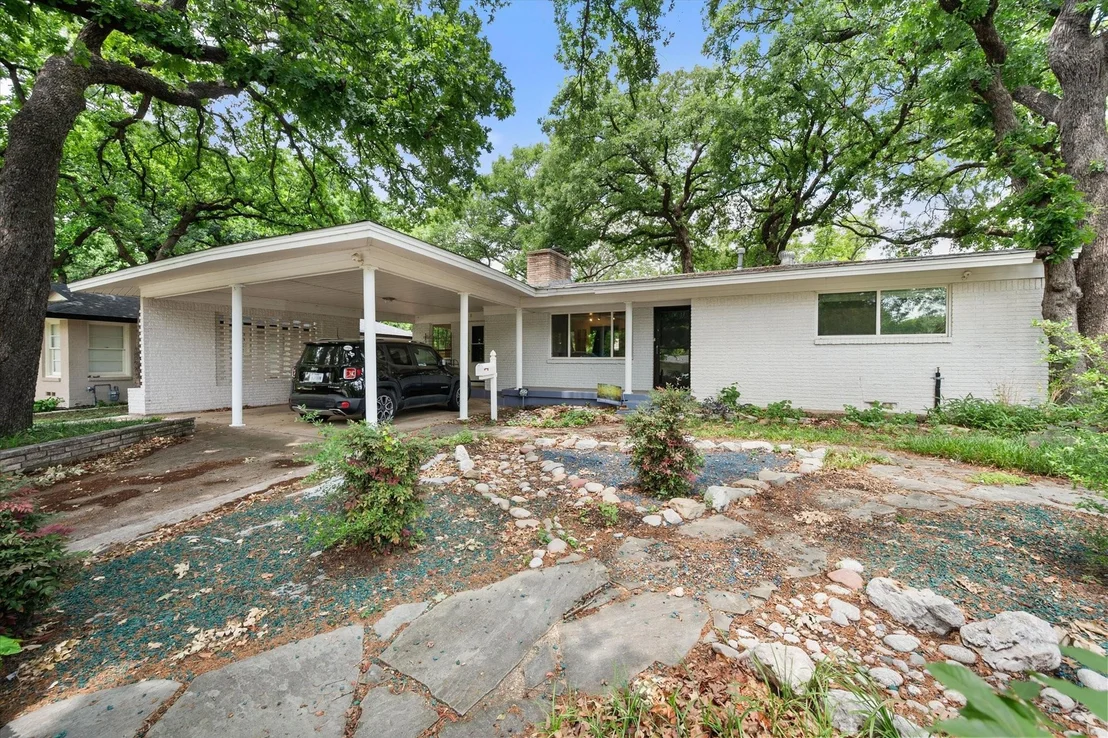 Photo of 1209 W Lilly Lane