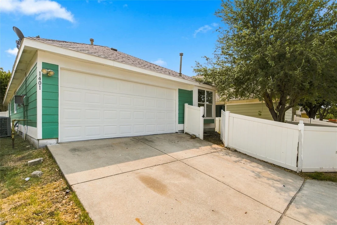 Photo of 1401 Live Oak Lane