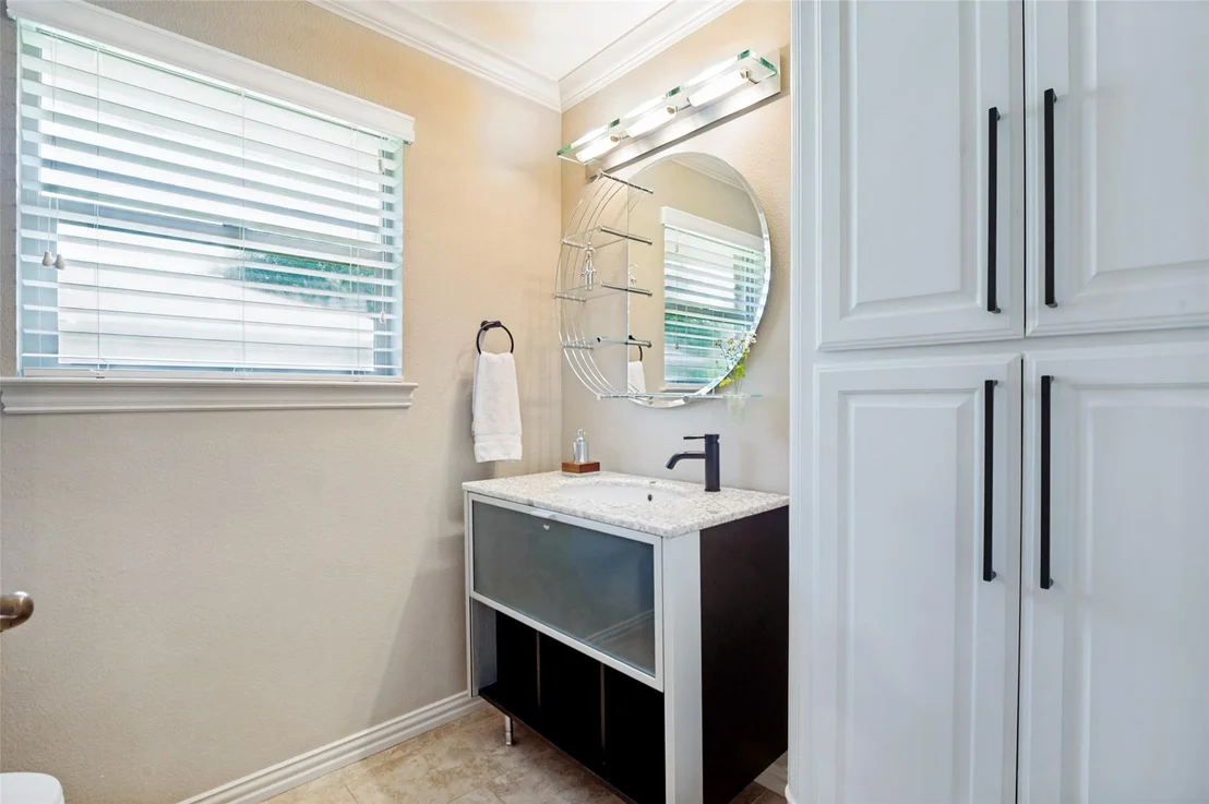 Photo of 2420 Windsor Place