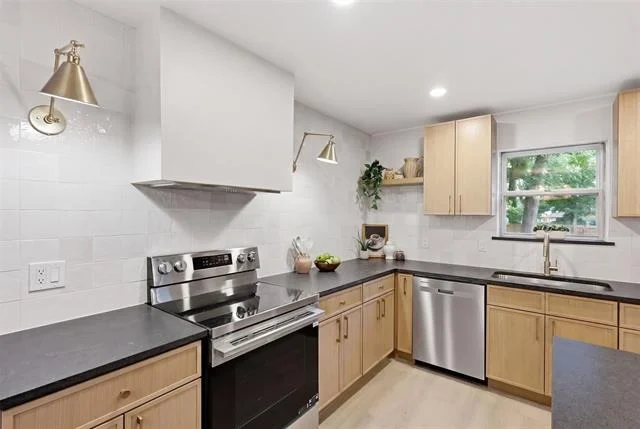 Photo of 2112 Stonegate Drive N