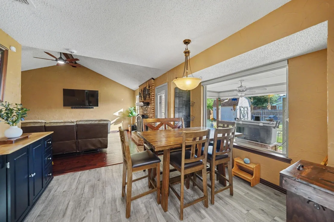 Photo of 7624 Maplehill Road
