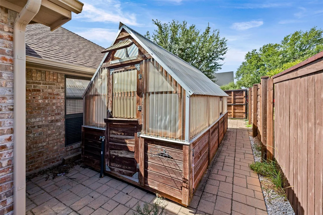 Photo of 2325 River Road