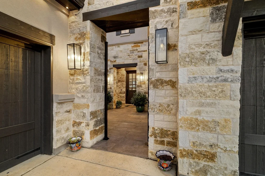 Photo of 2421 Heathrow Lane