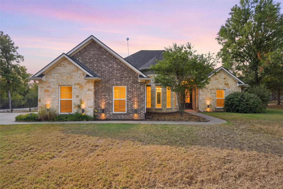 Photo of 580 Whispering Oaks