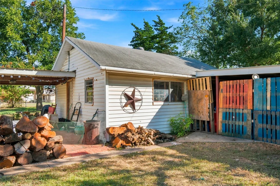 Photo of 202 E Avenue E